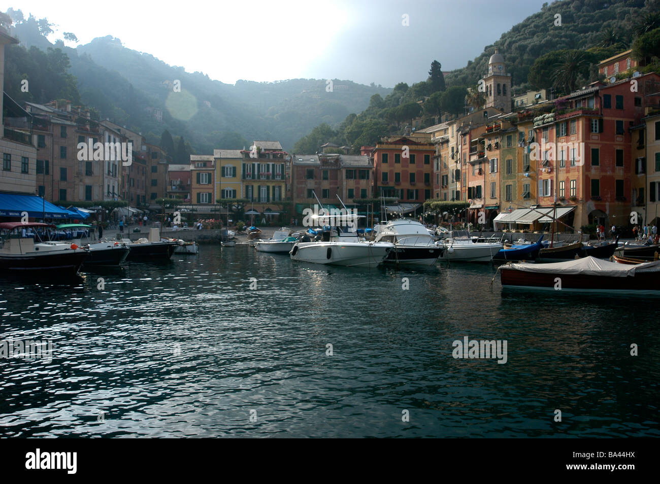 Das malerische malerischen und bunten Dorf Portofino an der italienischen Riviera, Amalfiküste, Italien mit Boote vertäut Stockfoto
