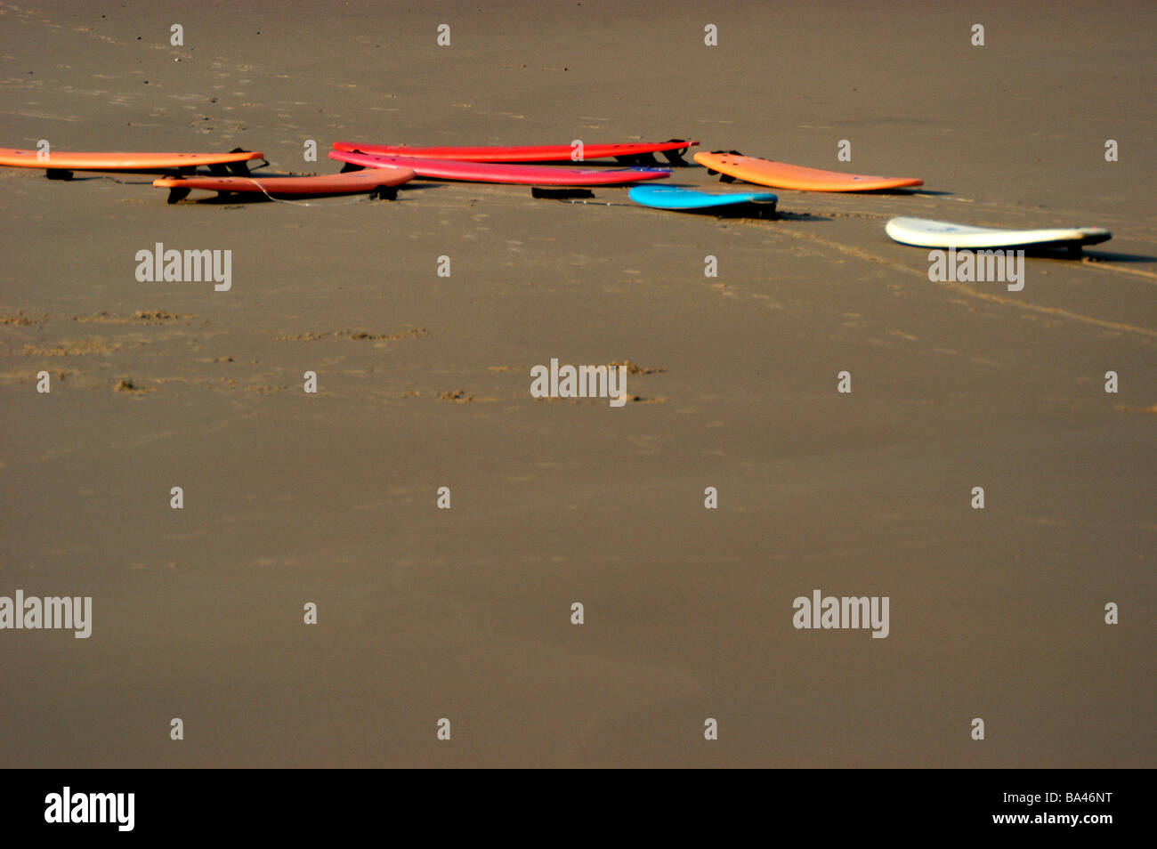 Surfbretter auf einen Sandstrand in der Sonne liegen Stockfoto