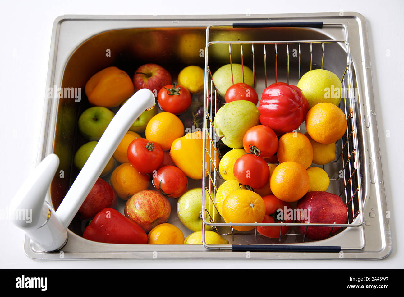 Frisches Obst in der Küche Spüle Draufsicht Stockfoto