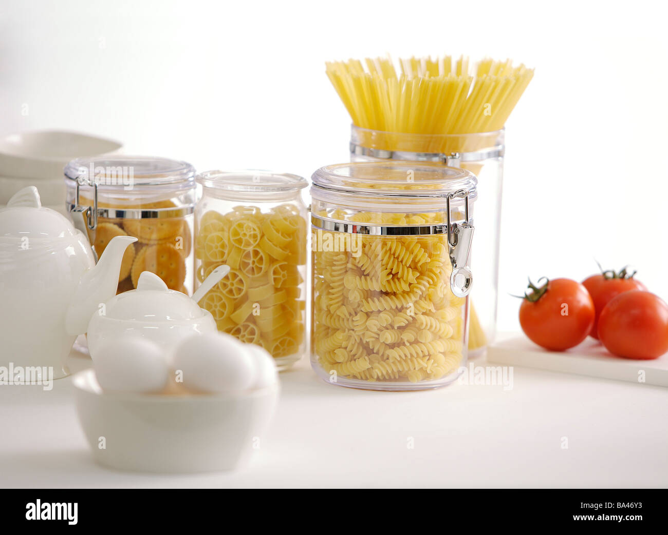 Spaghetti in verschlossenen Gläsern mit Eiern und Tomaten beiseite Stockfoto