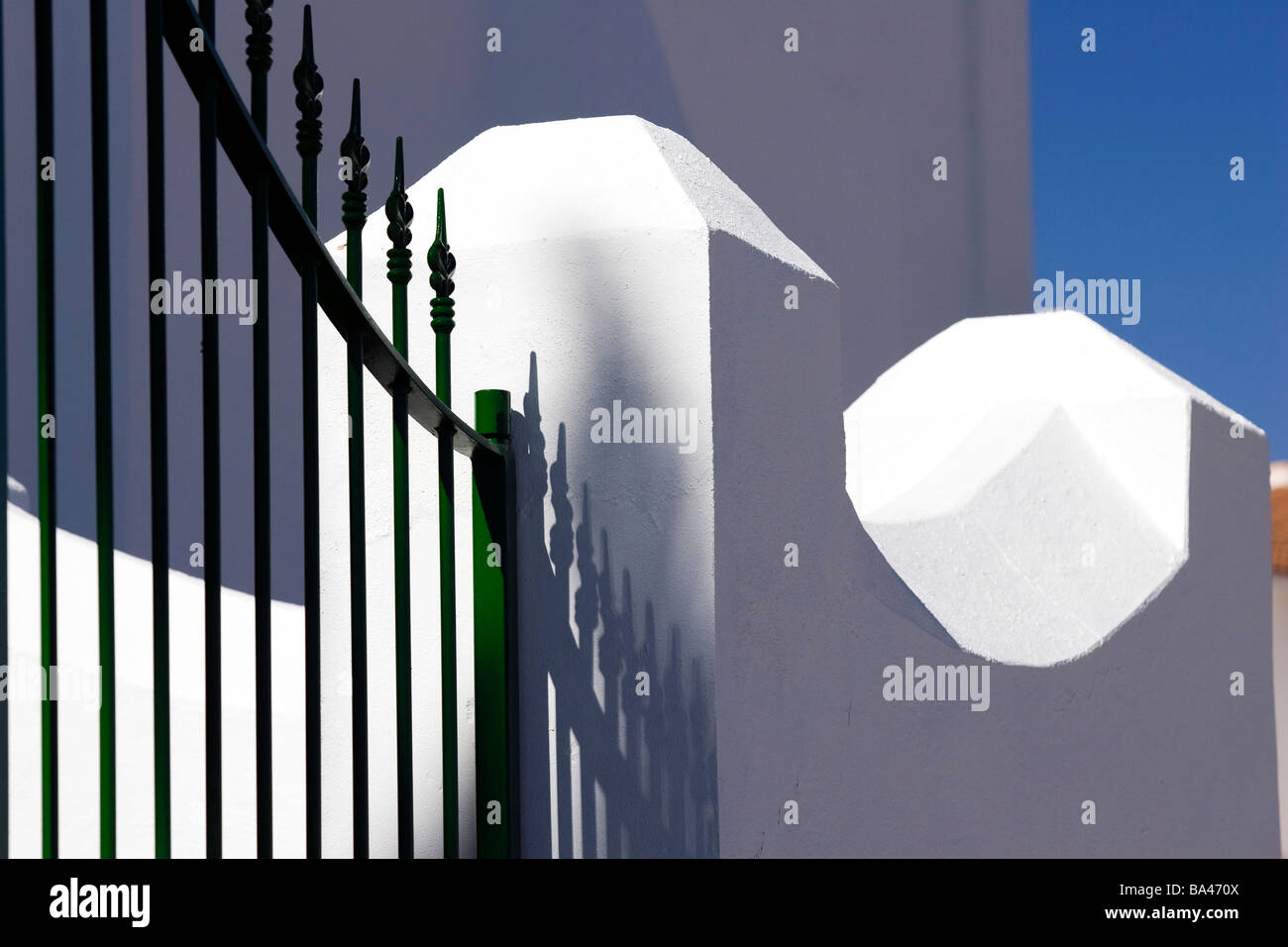 Typisch andalusische Architektur mit weiß getünchten Wänden Sevilla Spanien Stockfoto