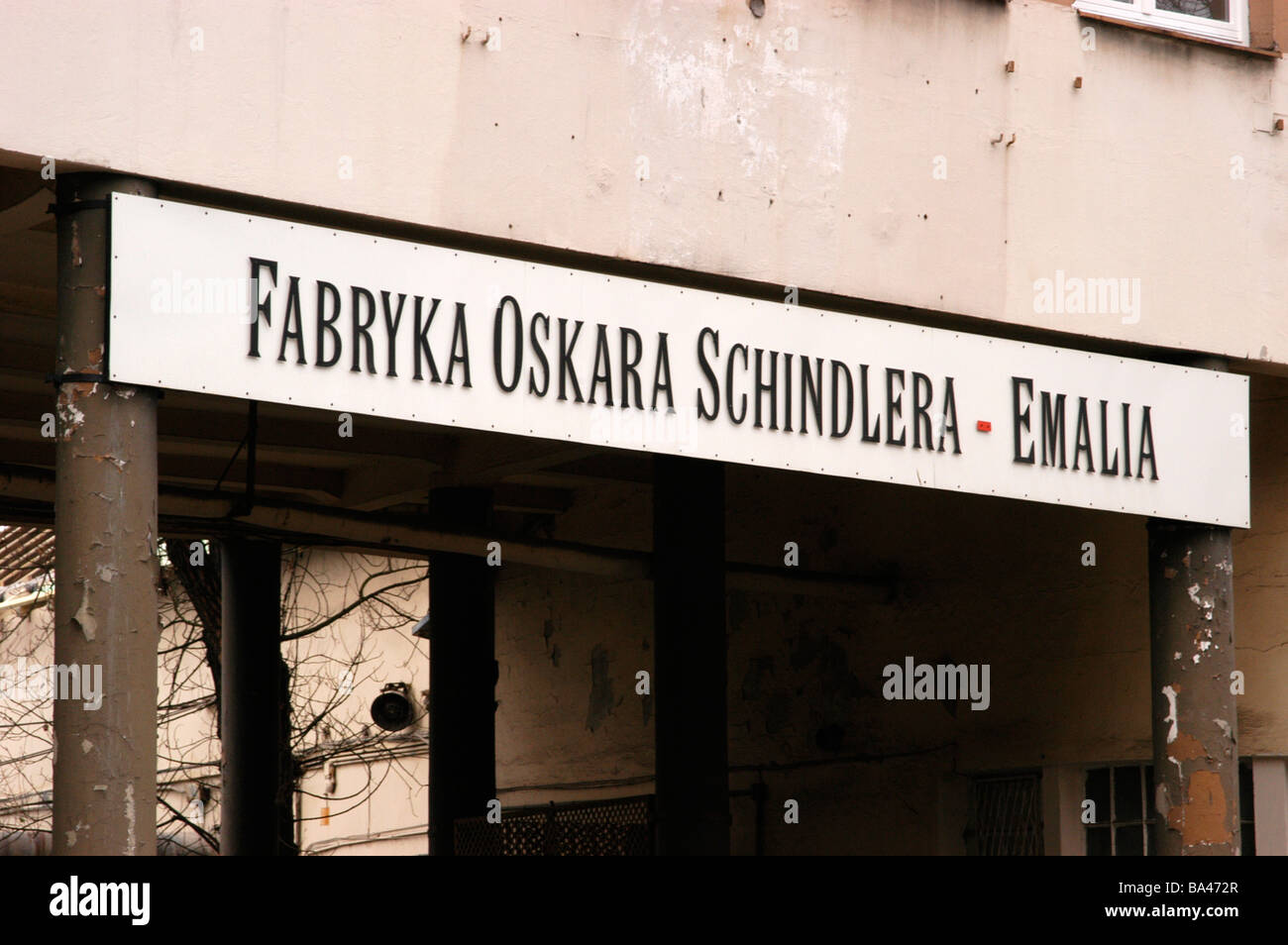 Das Schild über der ursprünglichen Fabrik Oskar (Oscar) Schindler gegründet, um die Juden aus den Konzentrationslagern in Krakau zu retten Stockfoto