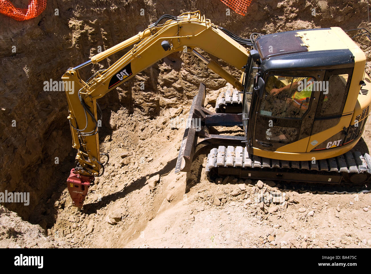 Hydraulikhammer Bar angeschlossen um montiert Bagger zu verfolgen. Zur Hard Rock in Ausgrabungen zu brechen. Stockfoto