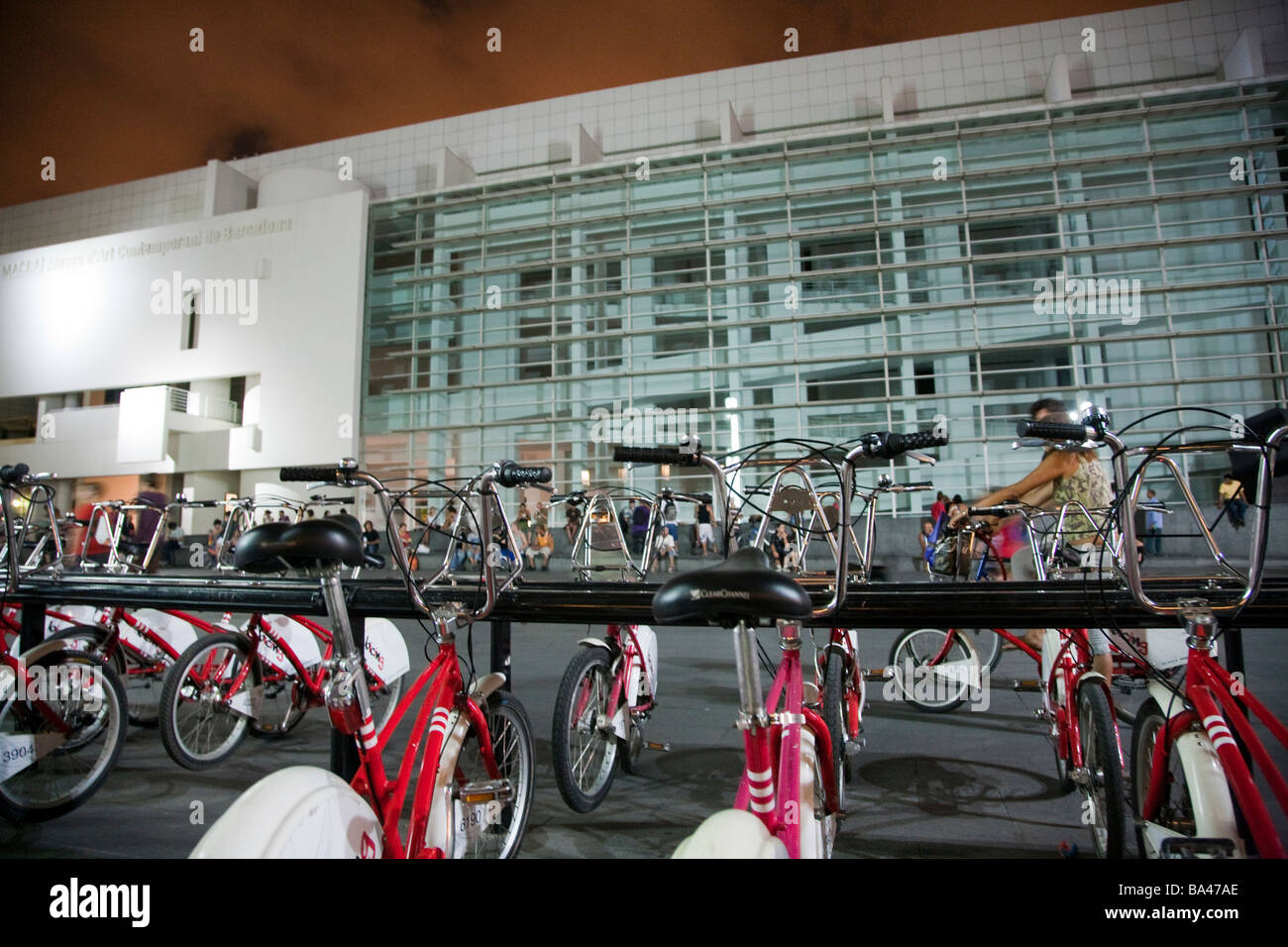 Öffentlichen Dienstes Fahrräder vor dem MACBA Fassade von Barcelona autonomen Commnunity von Katalonien nordöstlichen Spanien Stockfoto