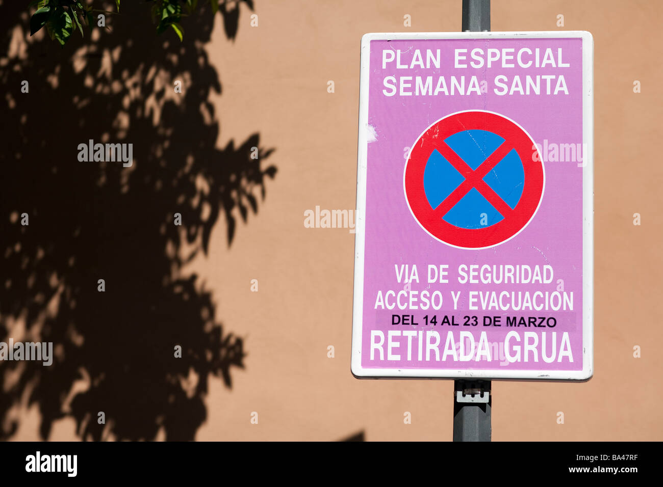 Trafiic Zeichen verbietet das Parken während der Karwoche von Sevilla autonomen Gemeinschaft Andalusien Südspanien Stockfoto