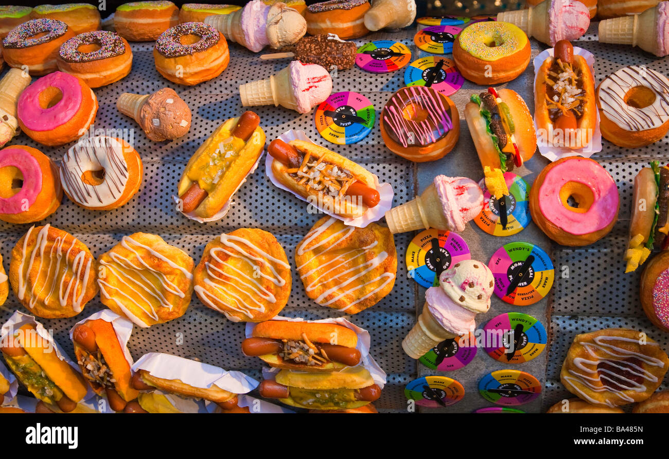Ungesunde Lebensmittel oder Junk-Food oder Fast-Food wie Donuts, Hotdogs, Hamburger, Eis, Stockfoto