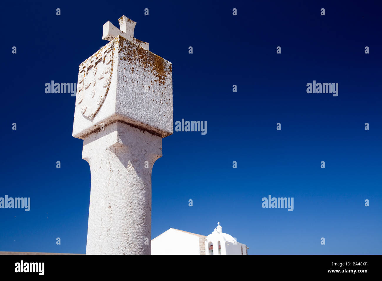 Stone cross mit der portugiesischen Nationalsymbol Festung der Stadt Sagres Gemeinde Vila Bispo Bezirk Faro Stockfoto