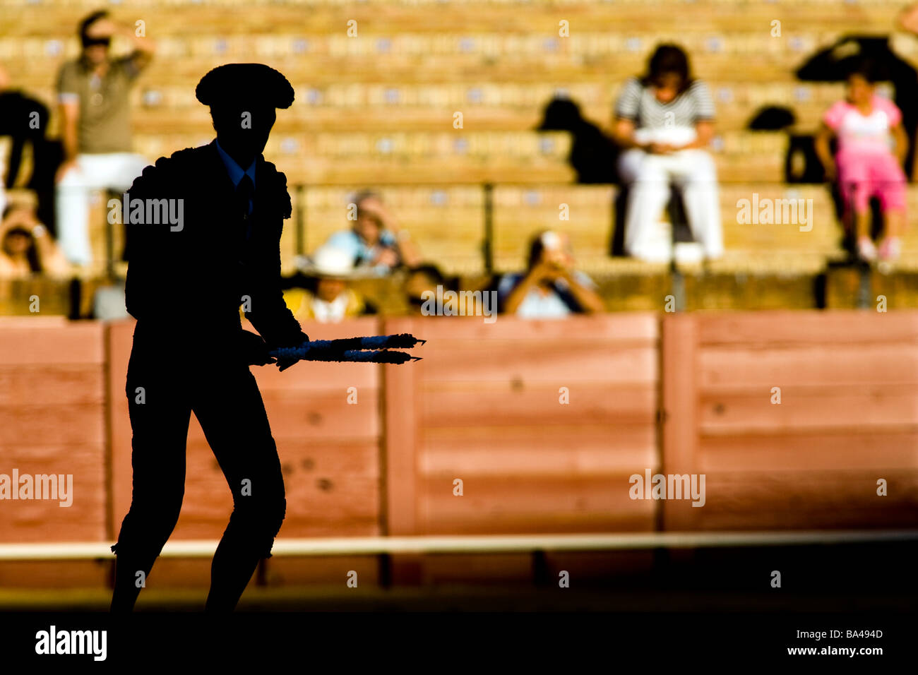 Silhouette einer Banderilleros oder Assistent Stierkämpfer, die die Banderillas in der Bull s Hals Real Maestranza Stierkampfarena klebt Stockfoto
