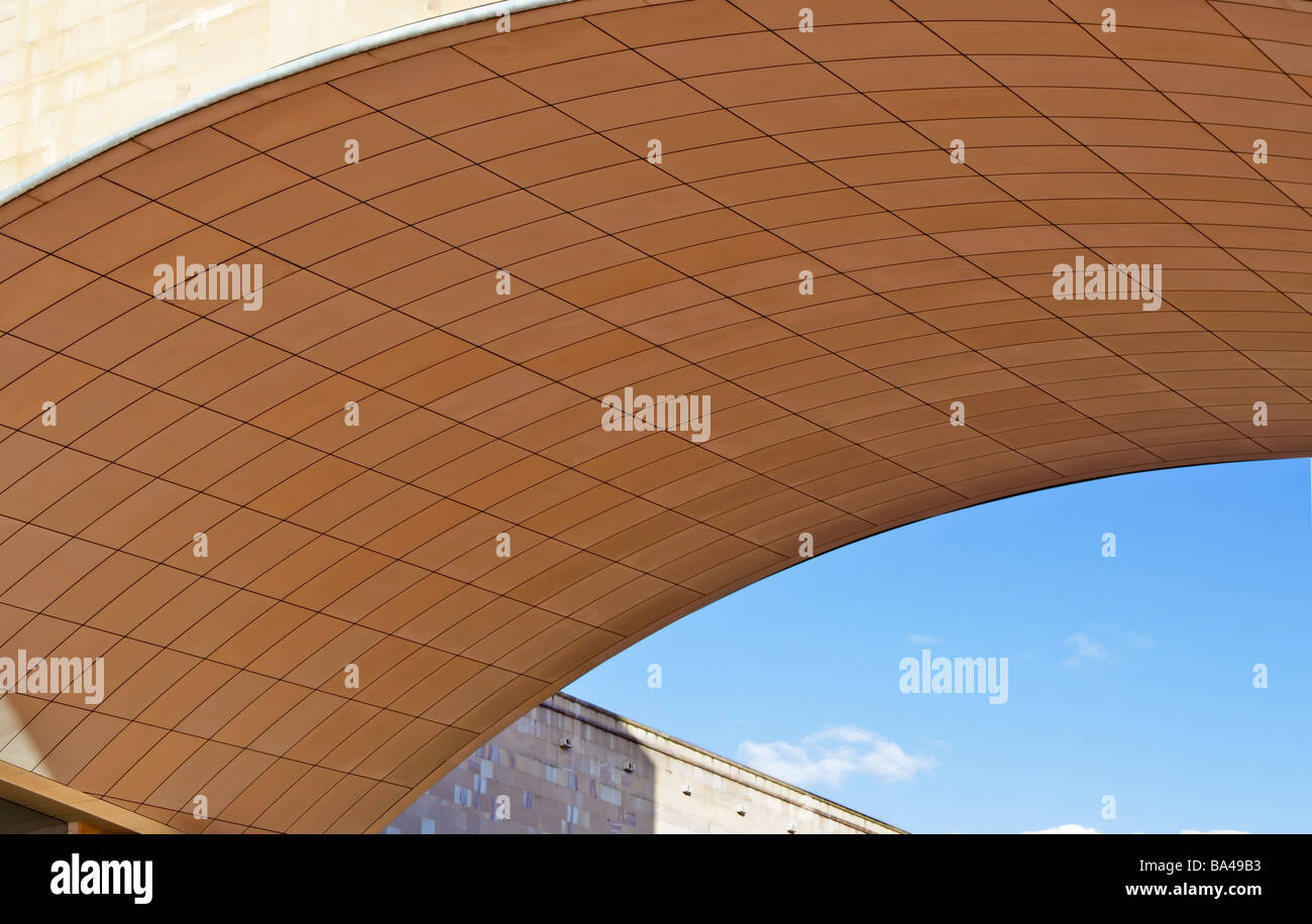 Gebäude-Bogen zeigt architektonische Detail set vor blauem Himmel Stockfoto