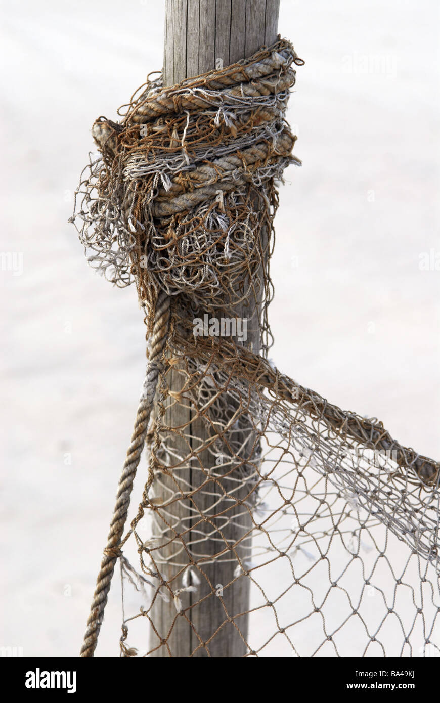 Fisher-Net Detail Netto Stiche Post Sand Seil 04/2006 befestigt außerhalb Detail befestigt Fischerei Fisher flirtete-befeuchtet Stockfoto