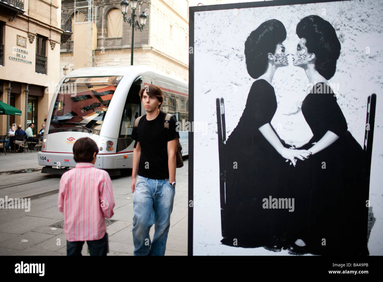 Passanten großes format Fotos Zugehörigkeit zu Ruven Afanador s Ausstellung im Freien auf Avenida De La Constitución Stockfoto