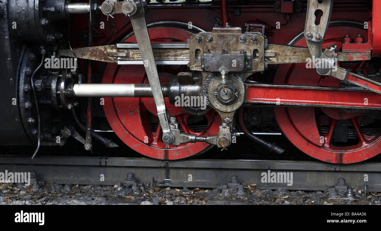 Eisenbahn Dampflok Detail Rad Räder Zylinder Druck Zylinder Schiene Kurbelwelle fahren rote Pleuel Pleuelstange enorme Stockfoto