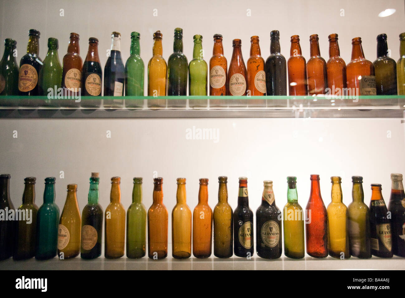 Bierflaschen ausgestellt im Guinness Storehouse Dublin Irland Stockfoto