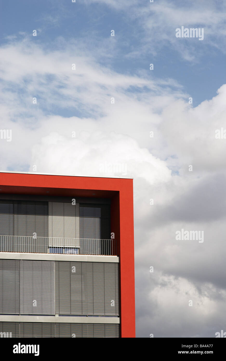 Haus Fassade Detail rote Kubus Fenster Jalousie geschlossen Wolken Himmel, 03/2006 Architektur außerhalb Bau baut Stockfoto