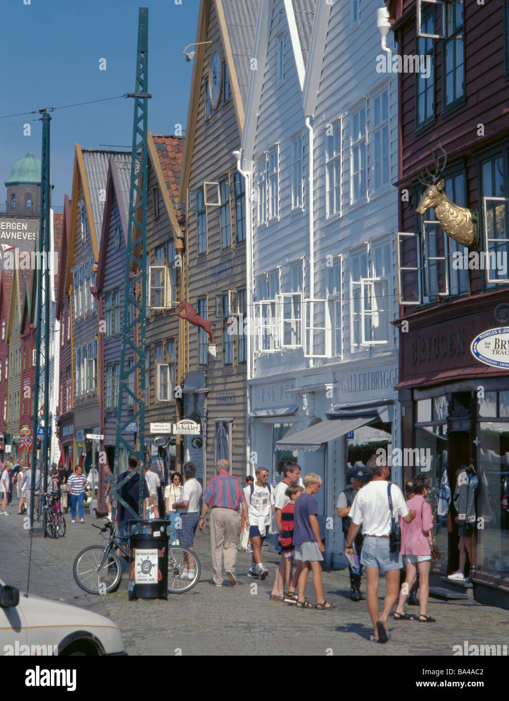 Touristen und alte Holzhäuser am Wasser Lagerhäuser, Bryggen, Bergen, Hordaland, Norwegen. Stockfoto