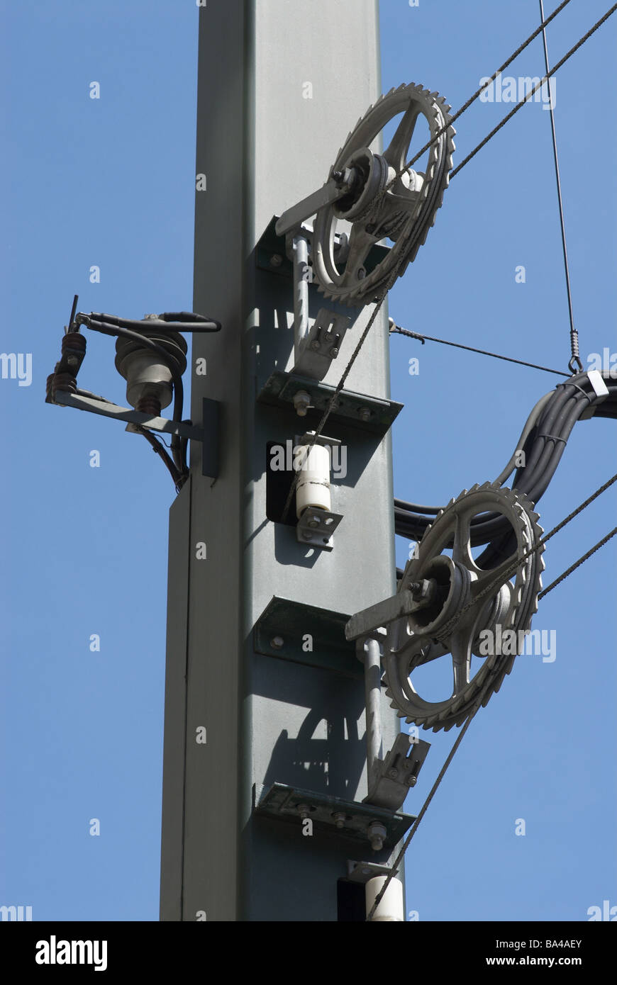 Mast-Stream-Mast Overhead Zahnräder Umlenkrollen Spann-Rollen Kabel Kabel Detail Himmel blau klar Nahaufnahmen 06/2006 Stockfoto