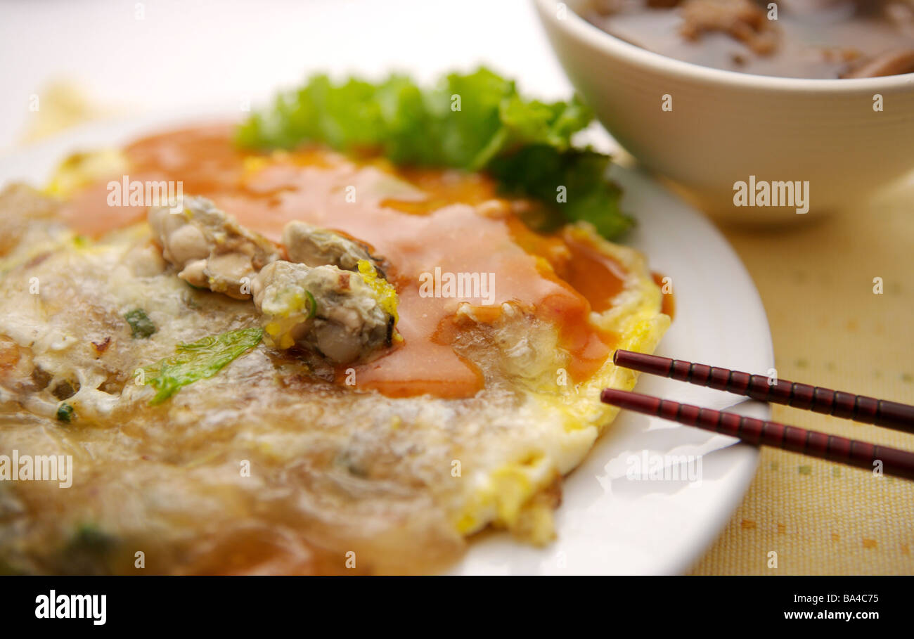 Auster Omelette auf Platte Stockfoto