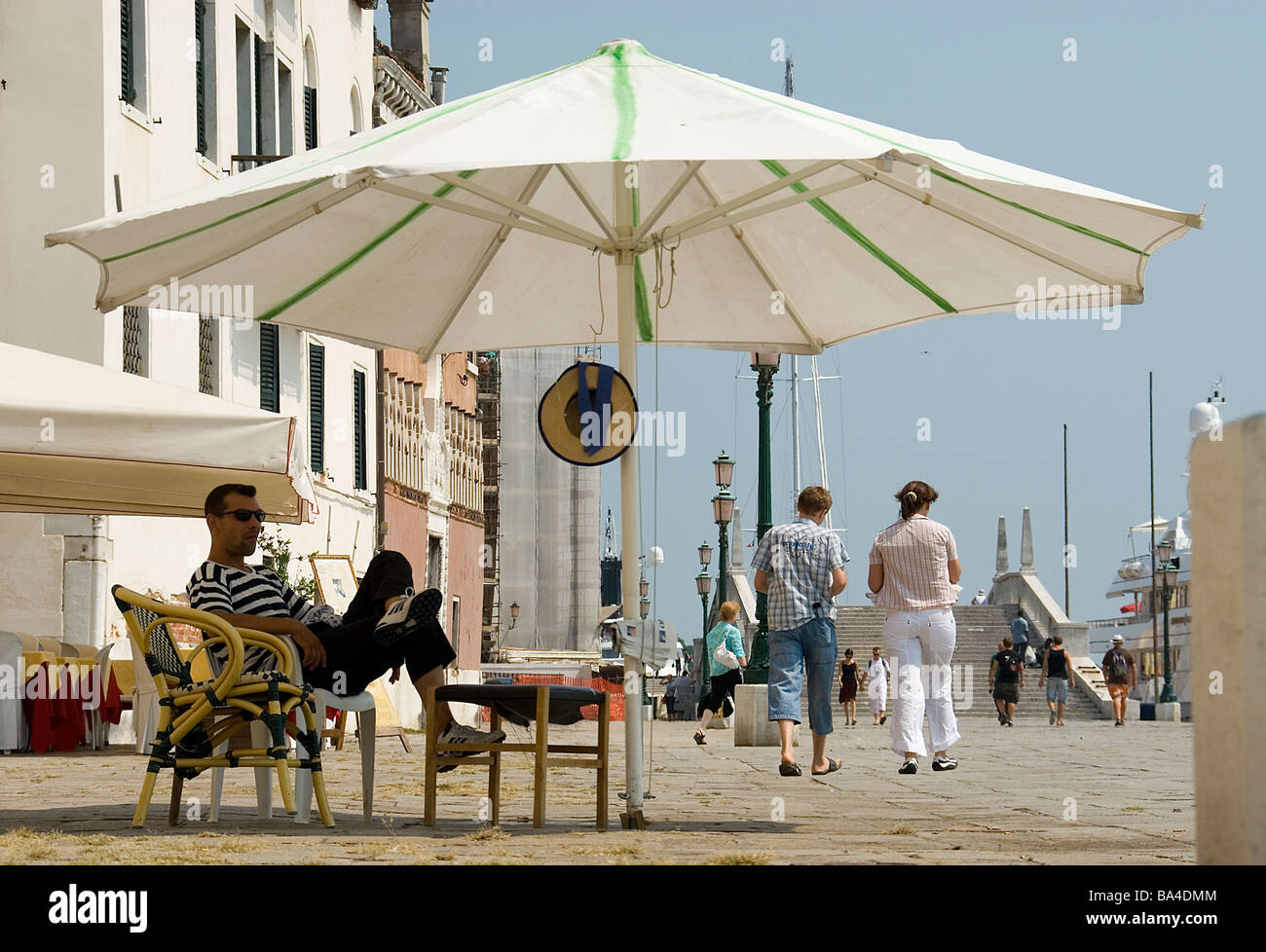Gondoleri in seinem Büro am Ufer des Canal Grande eine Pause Venedig Italien Stockfoto