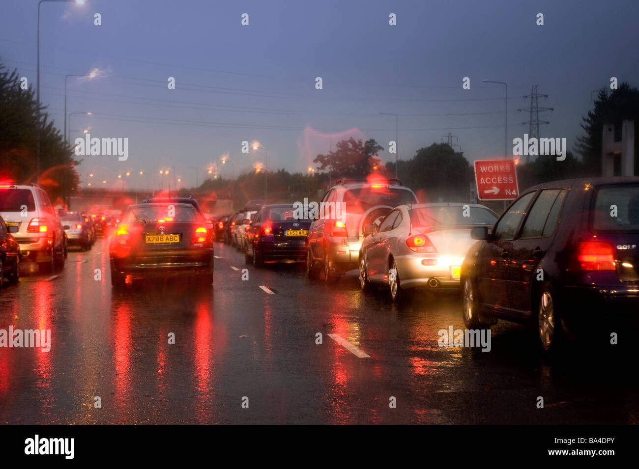 Treiber Augen-Blick auf Verkehr Warteschlangen auf einen Regen durchnässt Autobahn während der Feierabendverkehr in England Europa Stockfoto