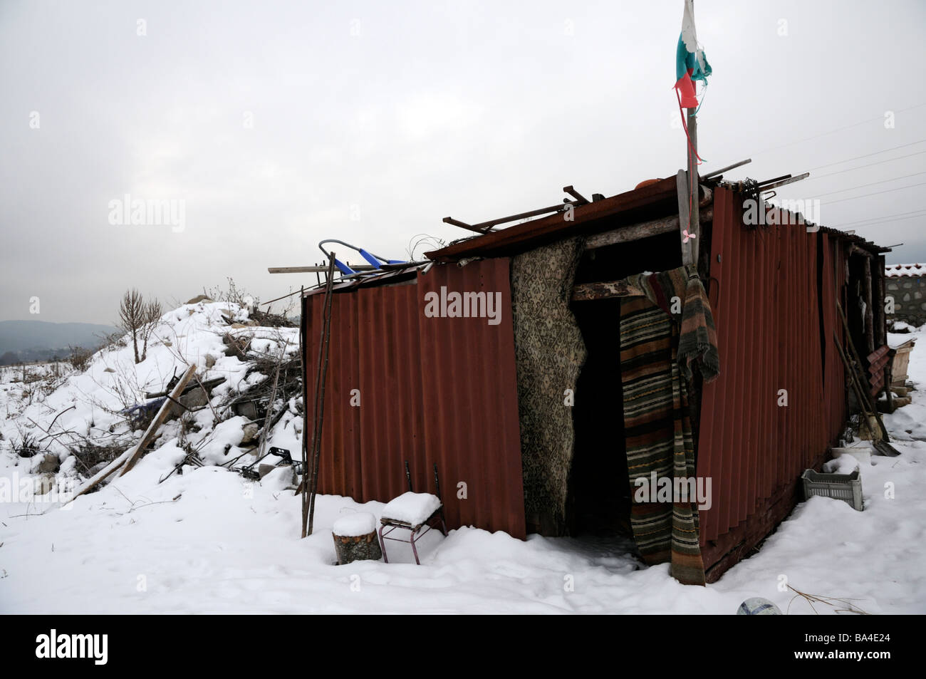 Wellblech Hütte im Schnee mit bulgarischen Flagge.  Predela, ländliche Bulgarien, in der Nähe des beliebte Skigebiets Bansko. Stockfoto
