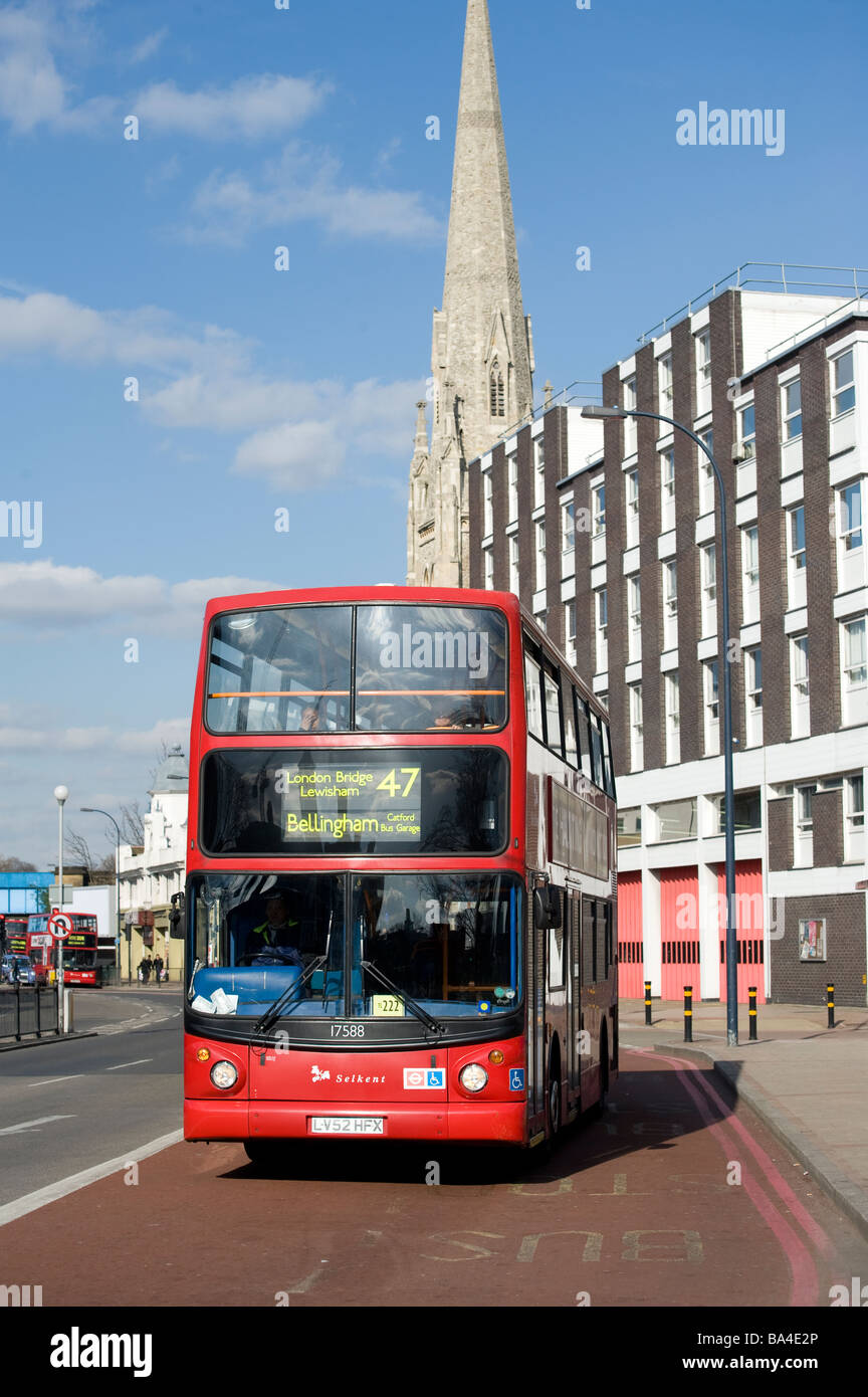 roten-doppeldecker-bus-fahren-von-einer-haltestelle-in-lewisham-london-ba4e2p.jpg