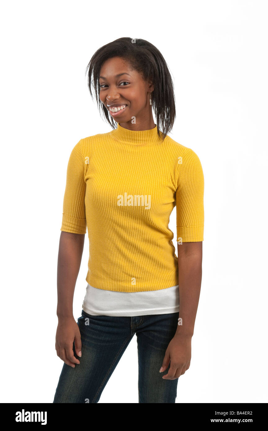 Junge Frau von African American Ethnizität stehen lächelnd Studioportrait Schuss Stockfoto