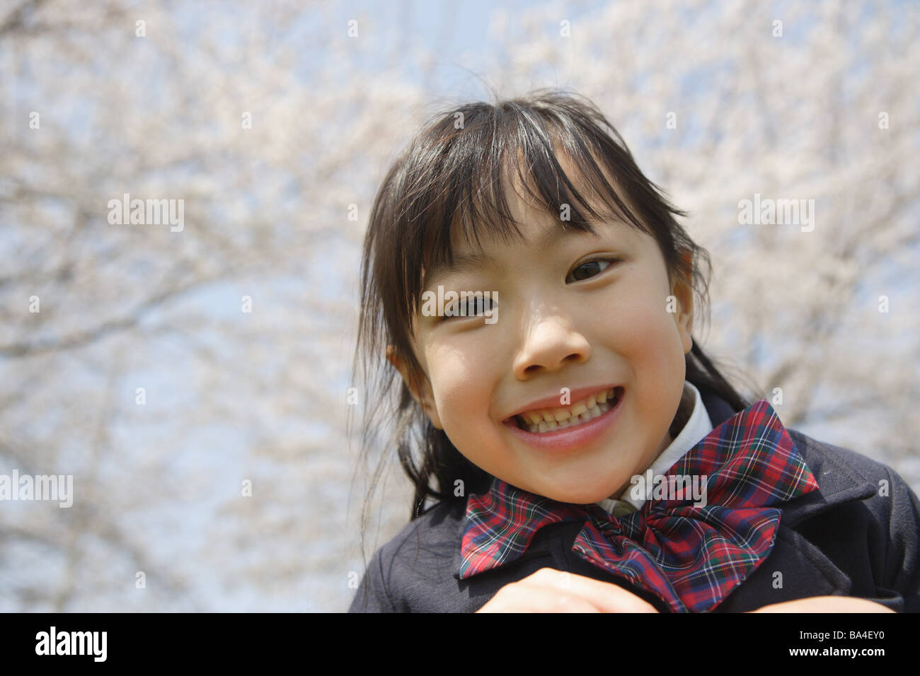 Japanische Mädchen lächelnd und Blick in die Kamera Stockfoto