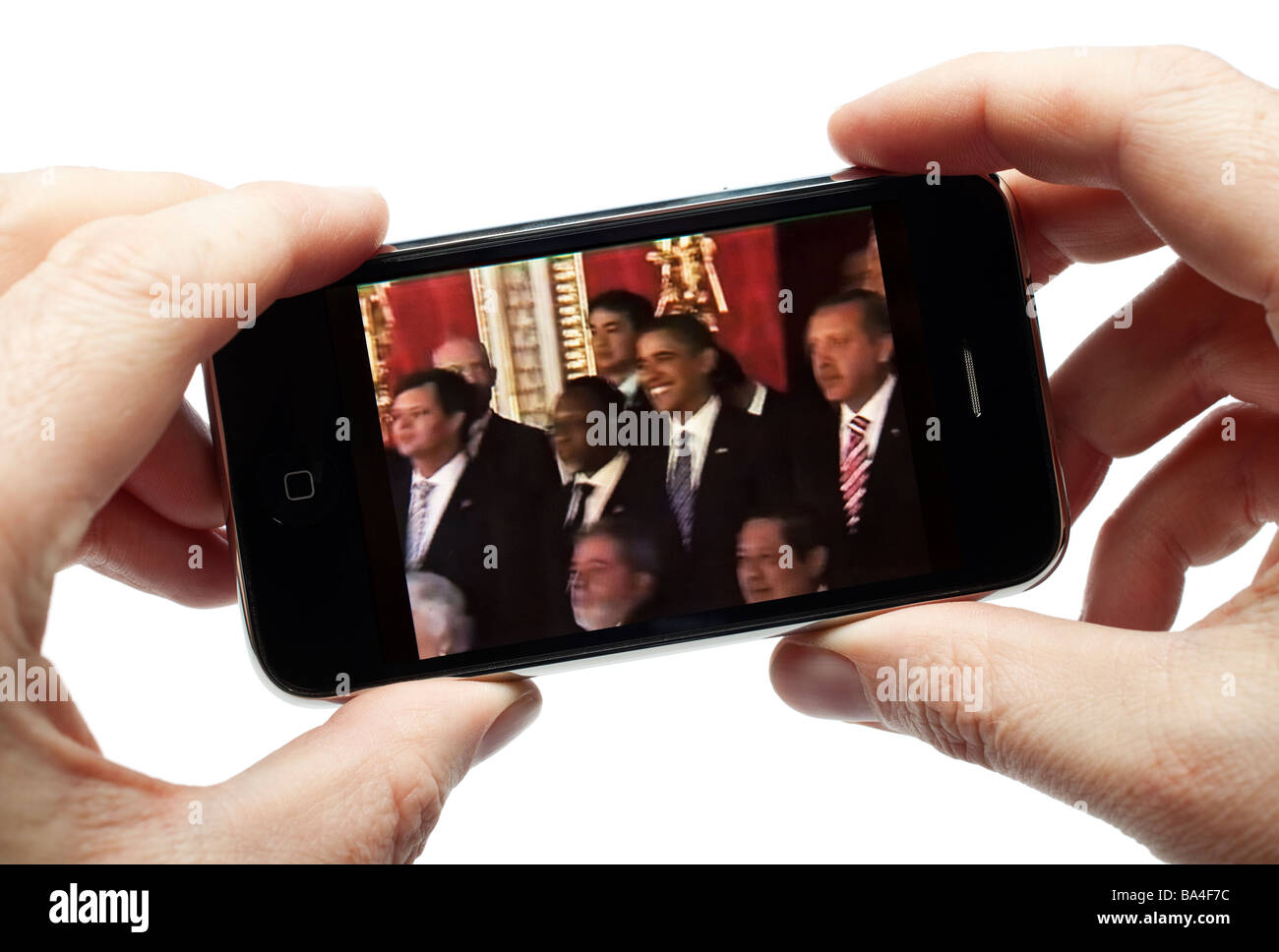 Männliche Hände halten iPhone gerade einen video clip Stockfoto