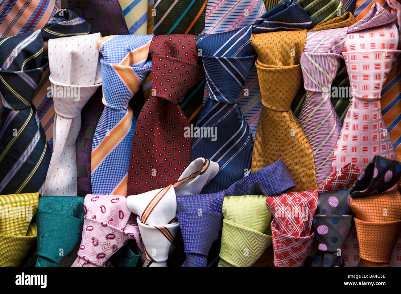 Seiden Krawatte Anbieter auf der Straße in Hanoi Vietnam Stockfoto