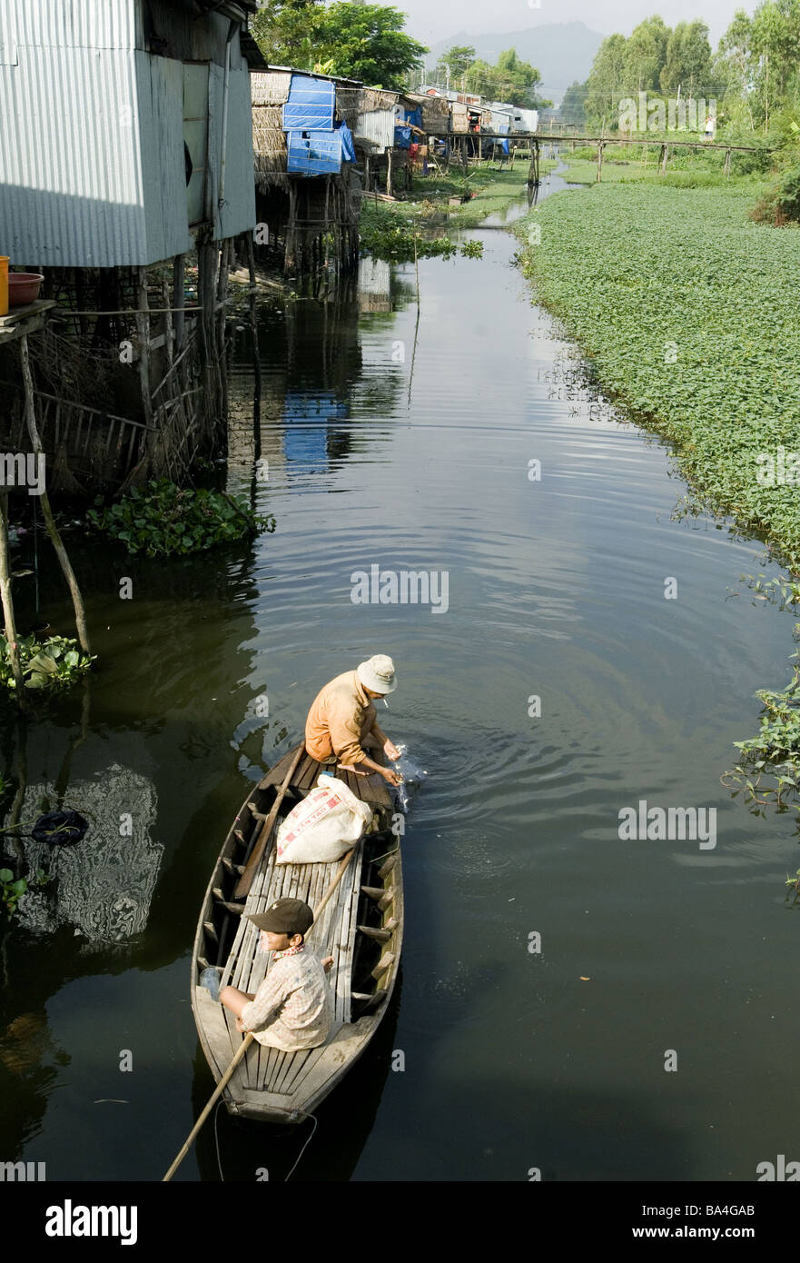 Vietnam Mekong-Delta Mann Junge Boot Fische keine Modelle Südostasien Fluss Mekong Wasserstraße Häuser Release Asien Asiaten vietnamesischen Stockfoto