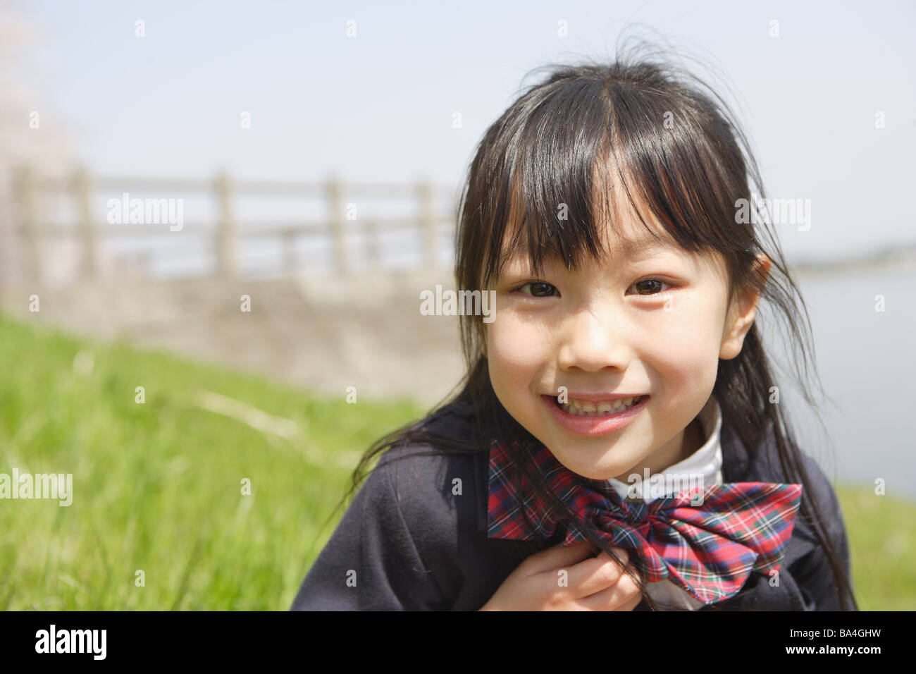 Japanisches Schulmädchen lächelnd und Blick in die Kamera Stockfoto