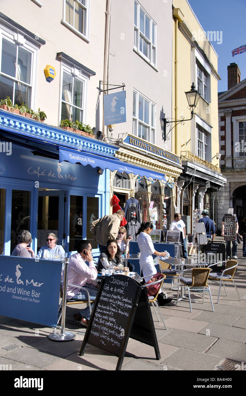 Café-Szene, High Street, Windsor, Berkshire, England, Vereinigtes Königreich Stockfoto