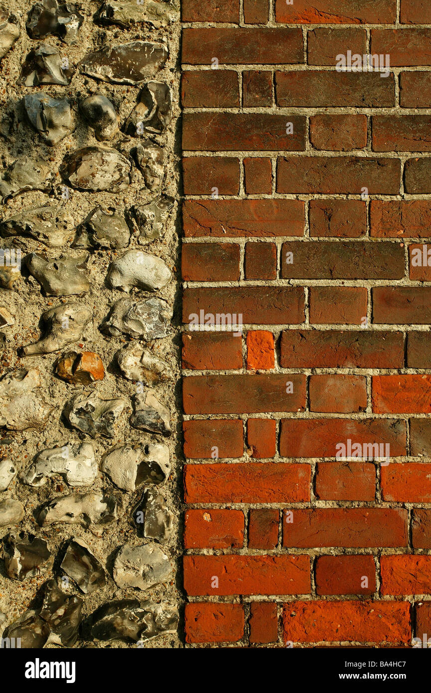 Detail einer Ziegel und Flint Steinmauer. Stockfoto