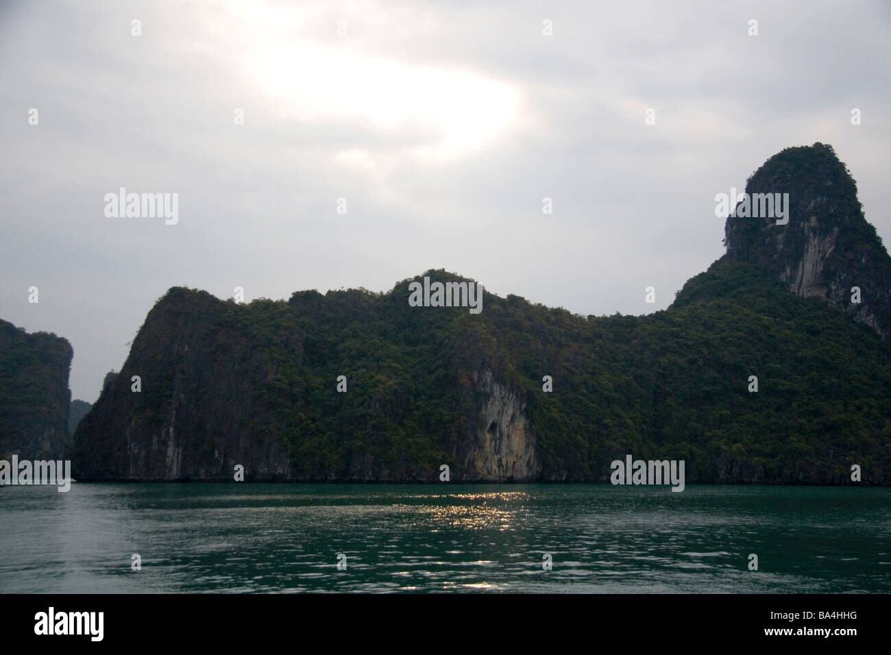 Nebliger Morgen wetteifert der Ha Long Bay Vietnam Stockfoto