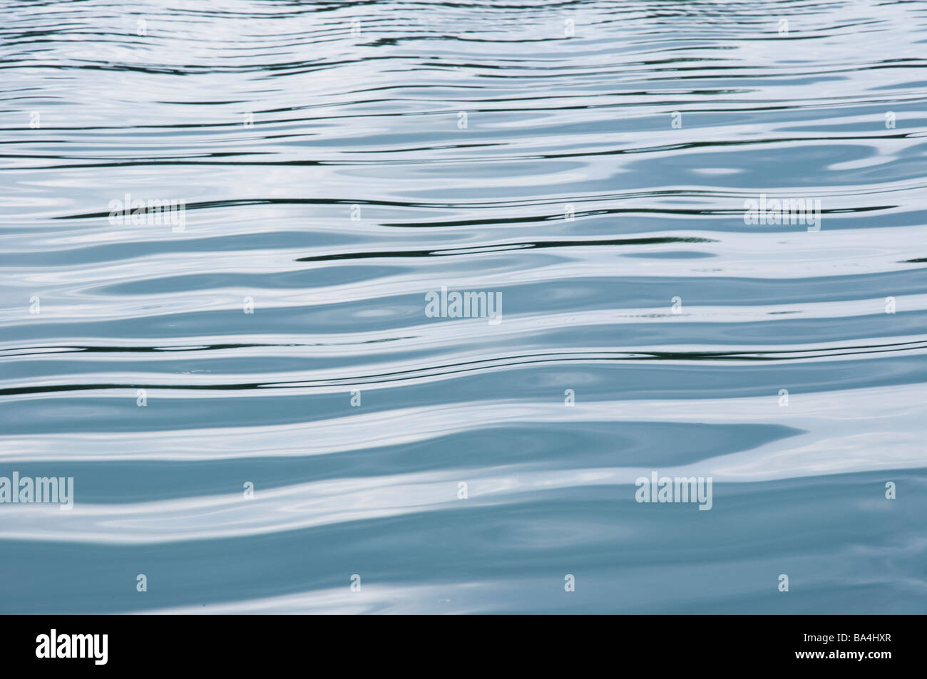 Wellige Wellen des Wassers an einem Kanal Stockfoto