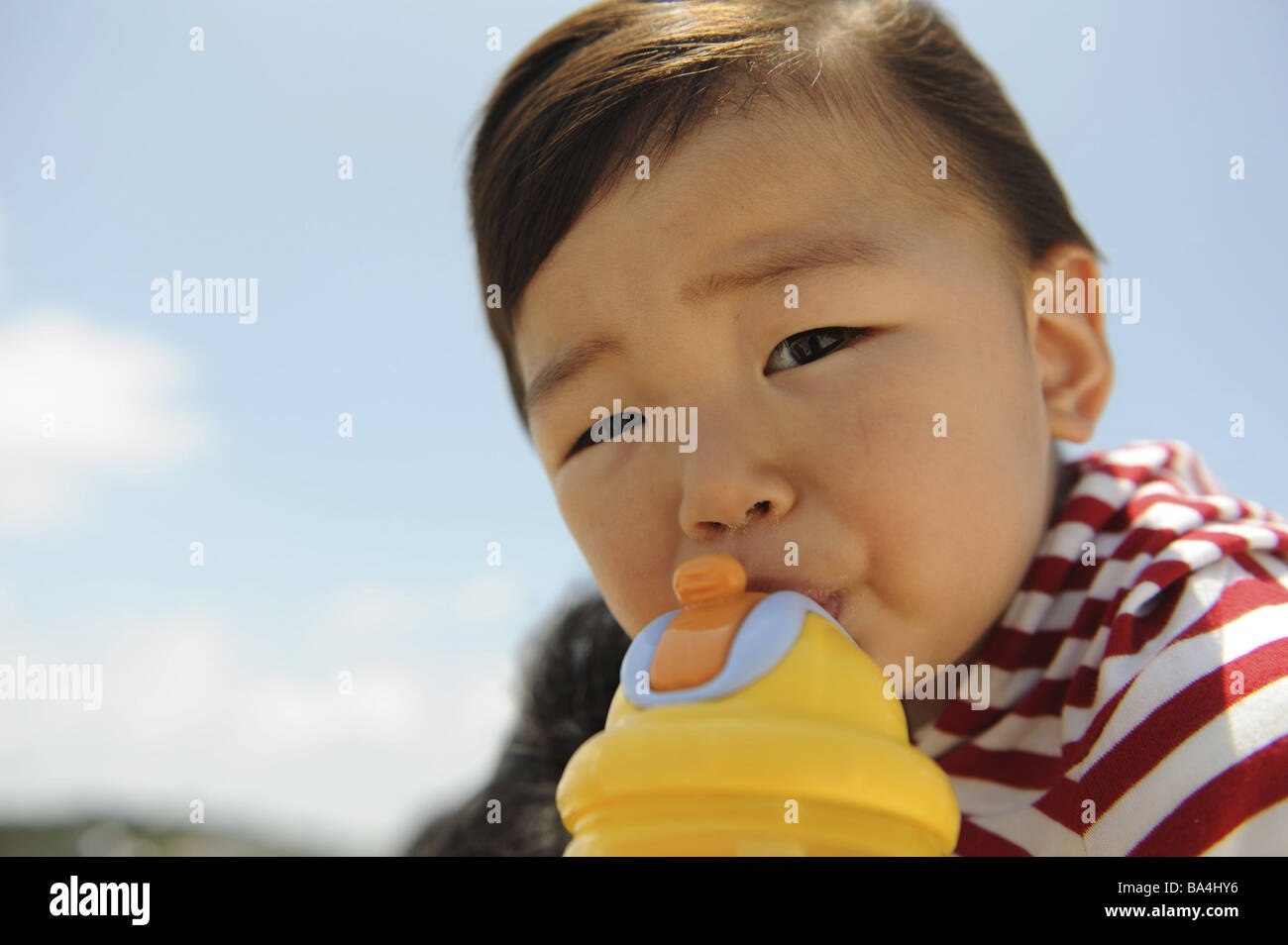 Junge, trinken aus einem Kunststoff-Becher Stockfoto