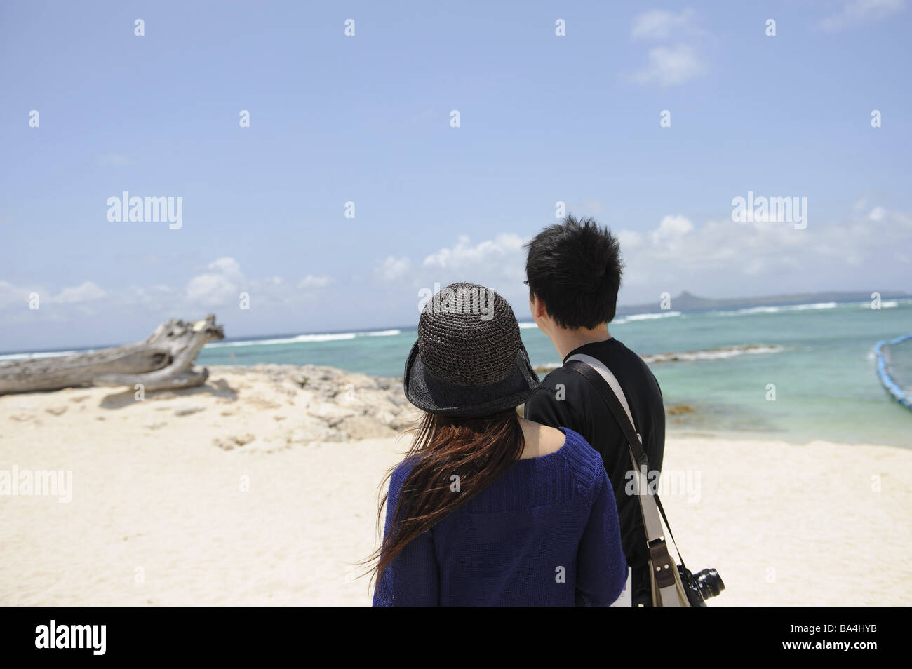 Paar am Strand mit Blick auf das Meer Stockfoto