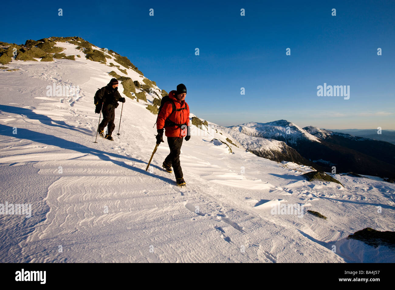 Winterwandern Sie auf Mount Clay oberhalb der-große-Bucht in New Hampshire White Mountains. Stockfoto