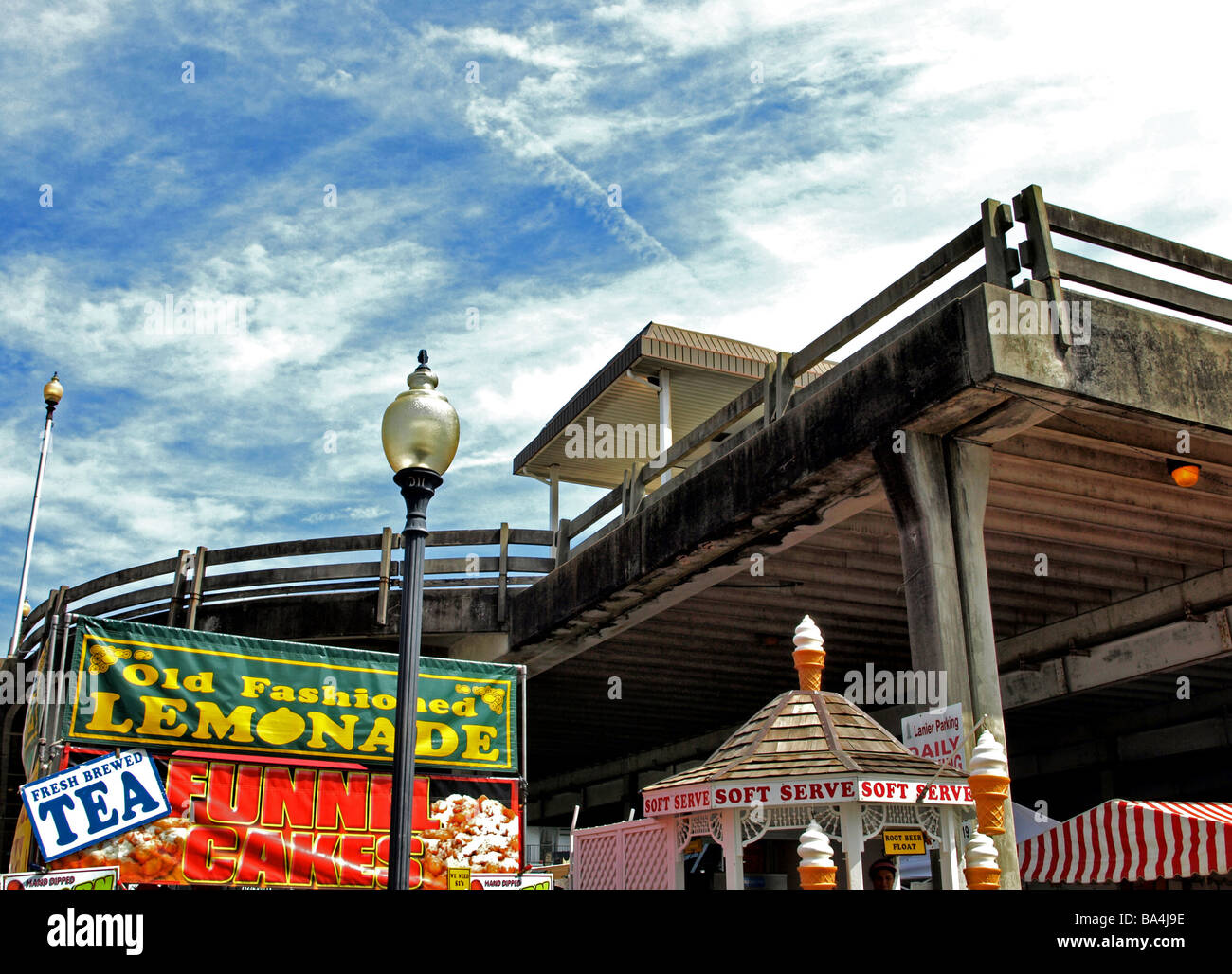 Imbissbuden und Zeichen auf einem Karnevalsfestival, Azalea Festival mit für Limonade weiche fügt servieren Eis, Trichter Kuchen und Tee Stockfoto