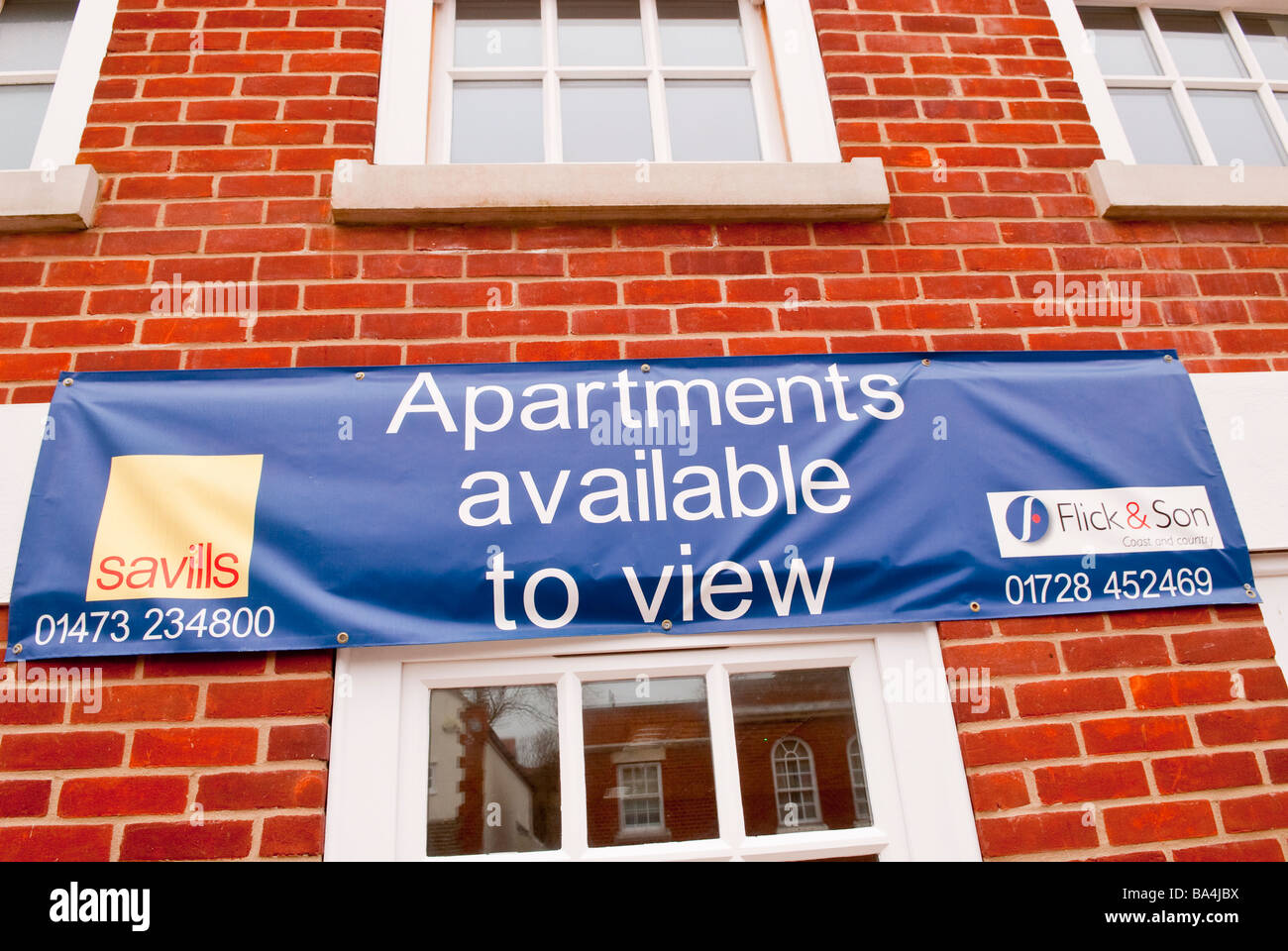 Ein Zeichen Werbung Wohnungen zur Verfügung, um in Aldeburgh, Suffolk, Uk von Savills und Flick & Sohn Immobilienmakler anzeigen Stockfoto