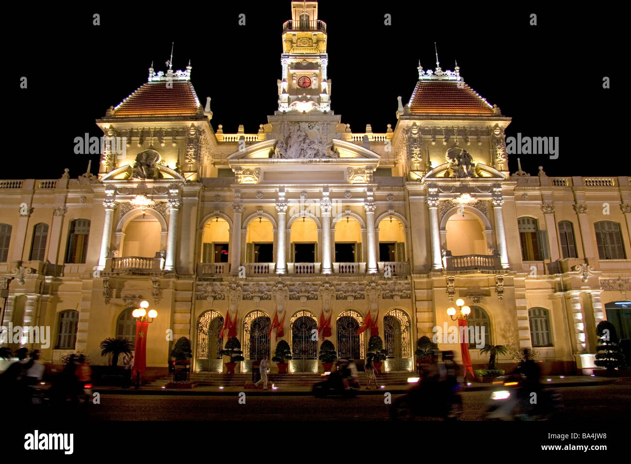 Ho Chi Minh City Hall in der Nacht mit Lichtern Vietnam Stockfoto