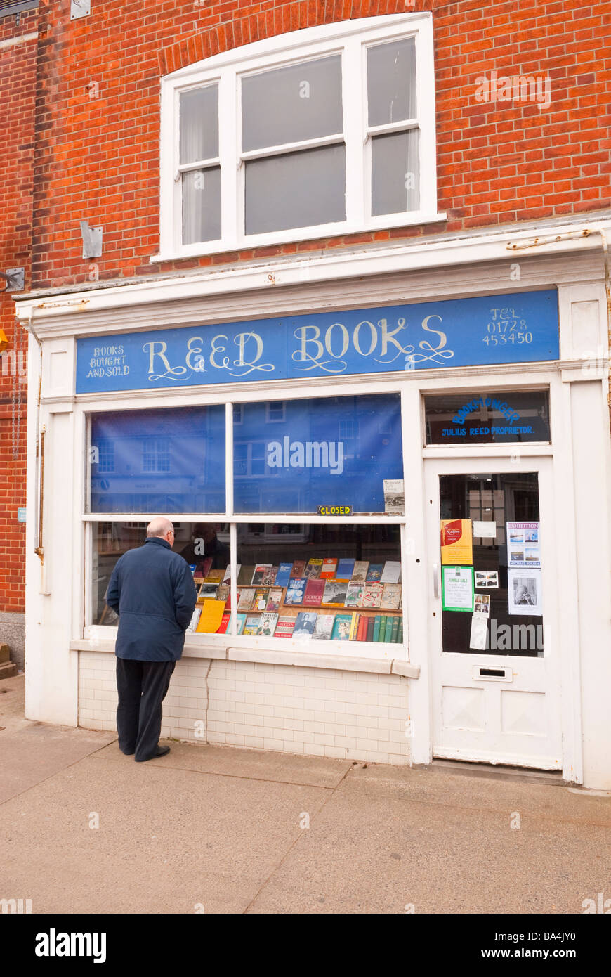 Ein Mann Kunde Schaufensterbummel in Reed Bücher Shop Buchhandlung in Aldeburgh, Suffolk, Uk Stockfoto