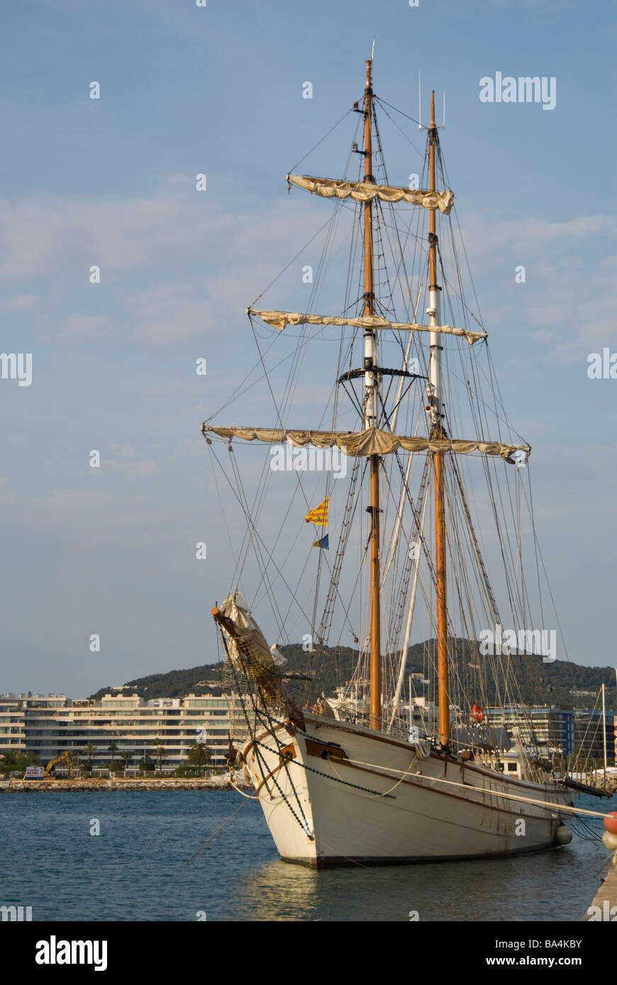 Schoner vor Anker im Hafen von Ibiza, Spanien Stockfoto