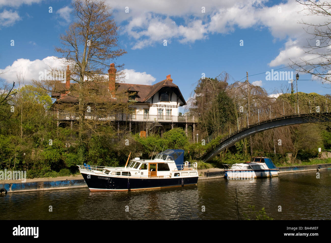 Boote vertäut unter Brücke über die Themse in Weybridge, Surrey Stockfoto