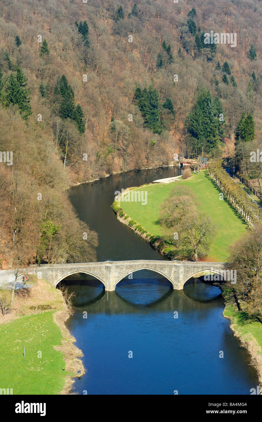 Brücke und Fluss Landschaft in Bouillon Ardennen Belgien Stockfoto