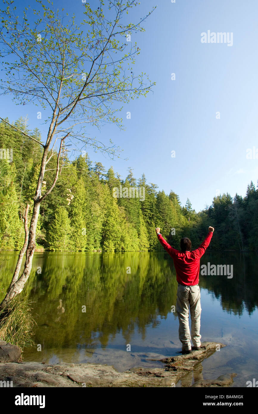 Person See mit Armen angehoben - Larrabee State Park, Washington Stockfoto