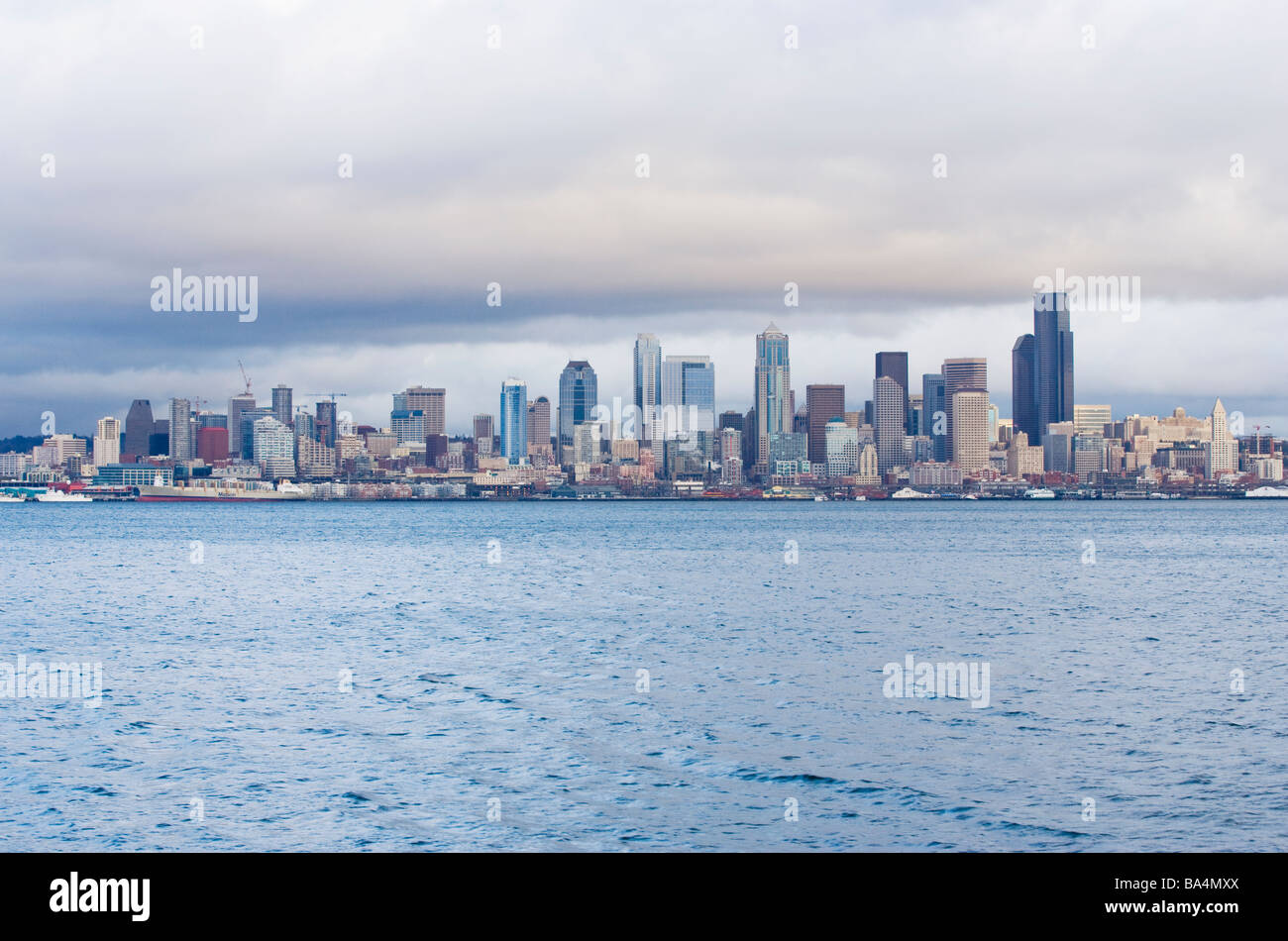 Die Skyline der Innenstadt von Seattle und Elliott Bay an einem bewölkten Wintertag Stockfoto