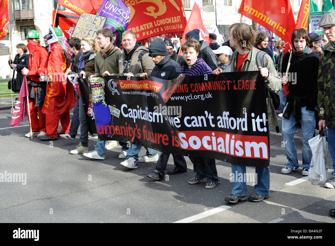 Junge kommunistische Liga auf G20 Protestmarsch "Setzen People First" 28. März 2009 Stockfoto