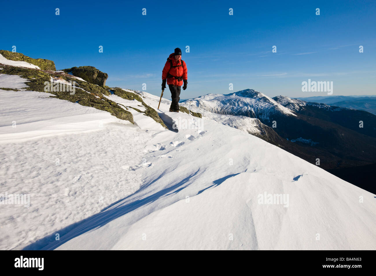 Winterwandern Sie auf Mount Clay oberhalb der-große-Bucht in New Hampshire White Mountains. Stockfoto