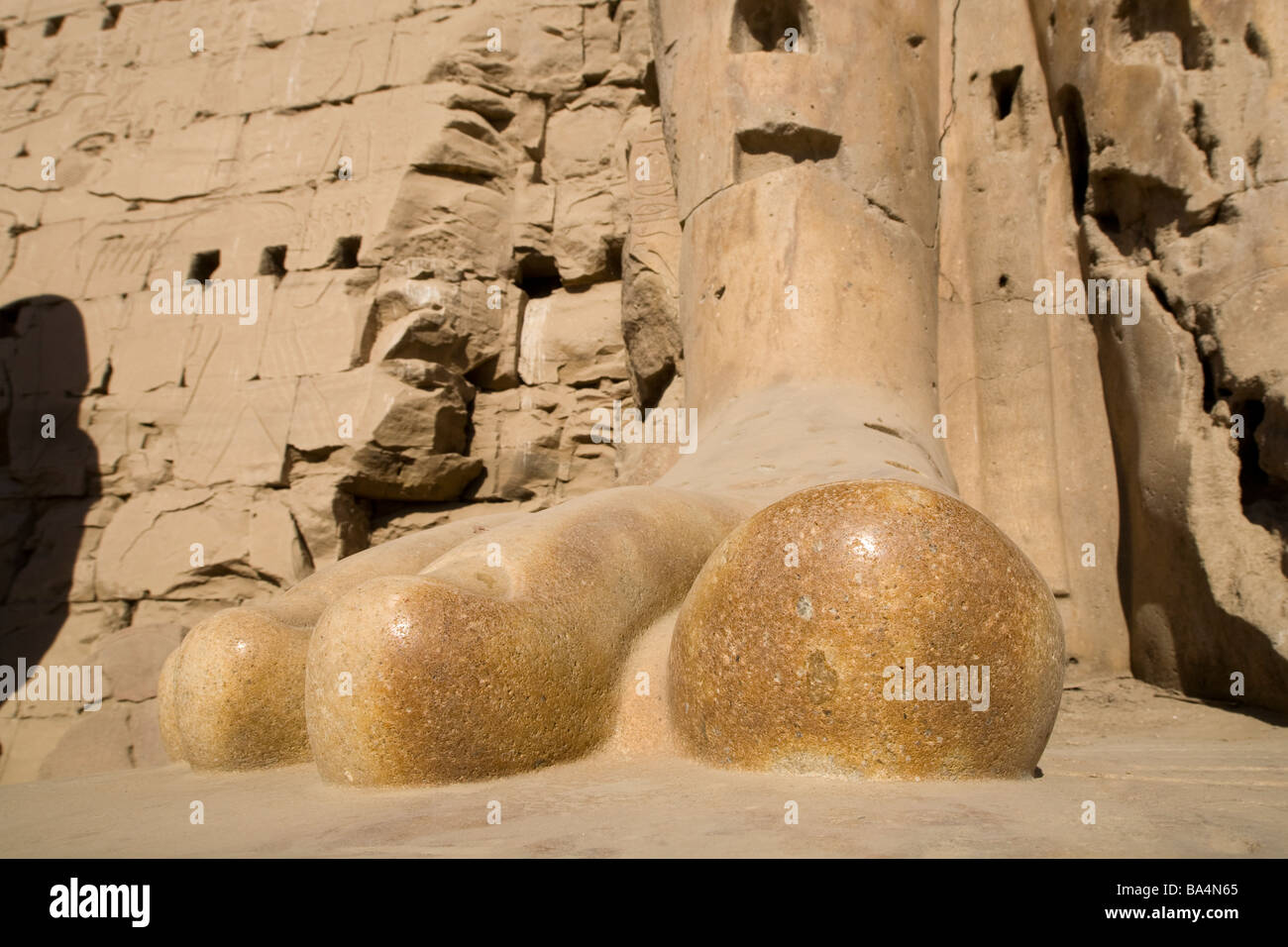 Nahaufnahme eines Fußes eine kolossale Statue am Karnak-Tempel, Luxor, Ägypten Stockfoto